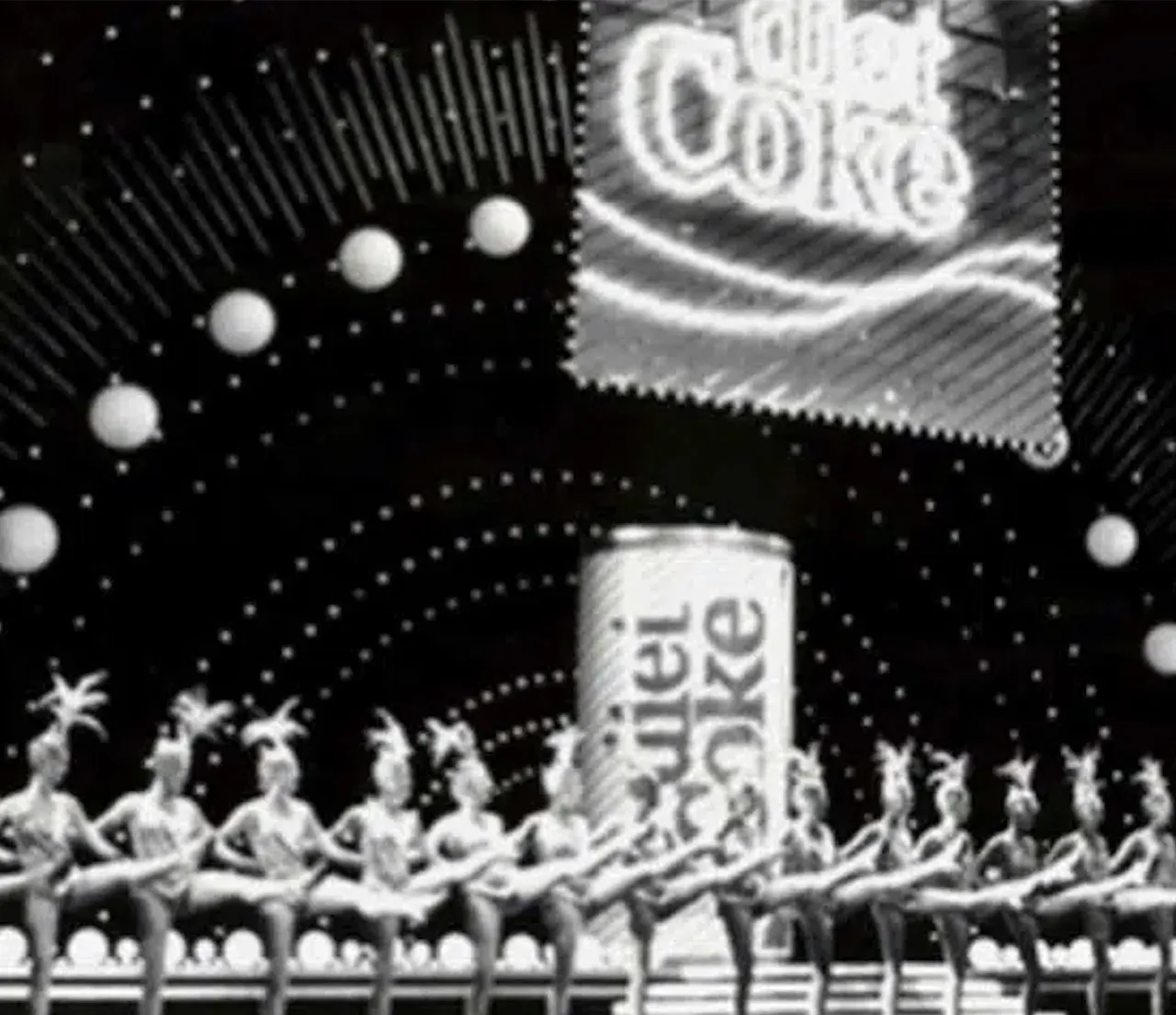 Fotografía antigua en blanco y negro del espectáculo de danza de 1920 con decoración de Coca-Cola Light