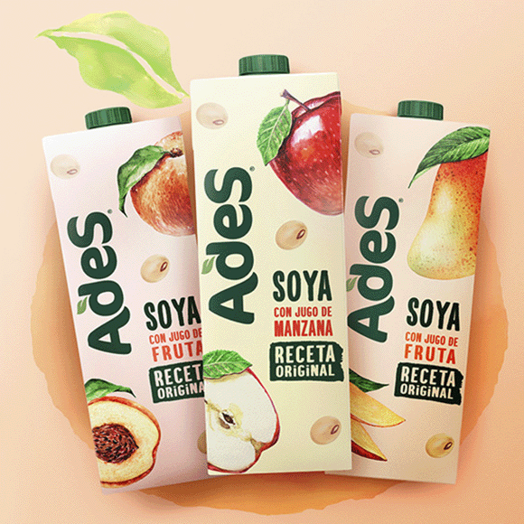 Botelles de litro de Ades Soya con Jugo de Durazno, Ades Soya con Jugo de Manzana y Ades Soya con Jugo de Mango.