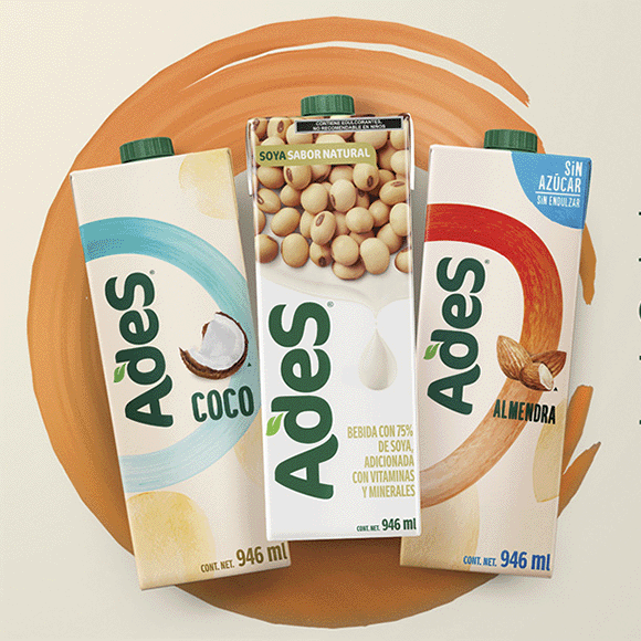 Botellas de litro de Leche Ades Coco, Leche Ades Soya y Leche Ades Almendra. 