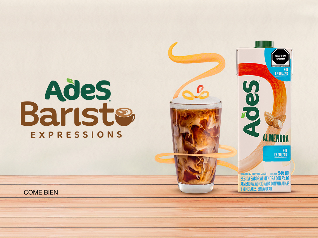 Ades Barista, Café frio en vaso de vidrio alto con Botella de Leche de Almendras Ades.