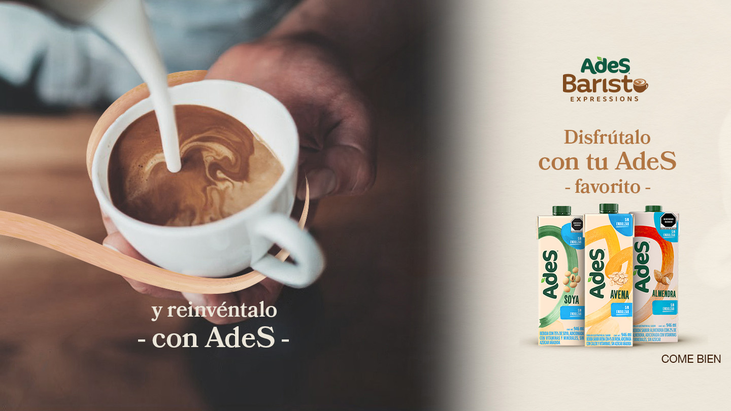 Ades Barista. Y reinvéntalo con Ades. Imagen de un barista haciendo un café con Leche Ades. Botellas de litro de Leche Ades Soya, Leche Ades Avena y Leche Ades Almendra.