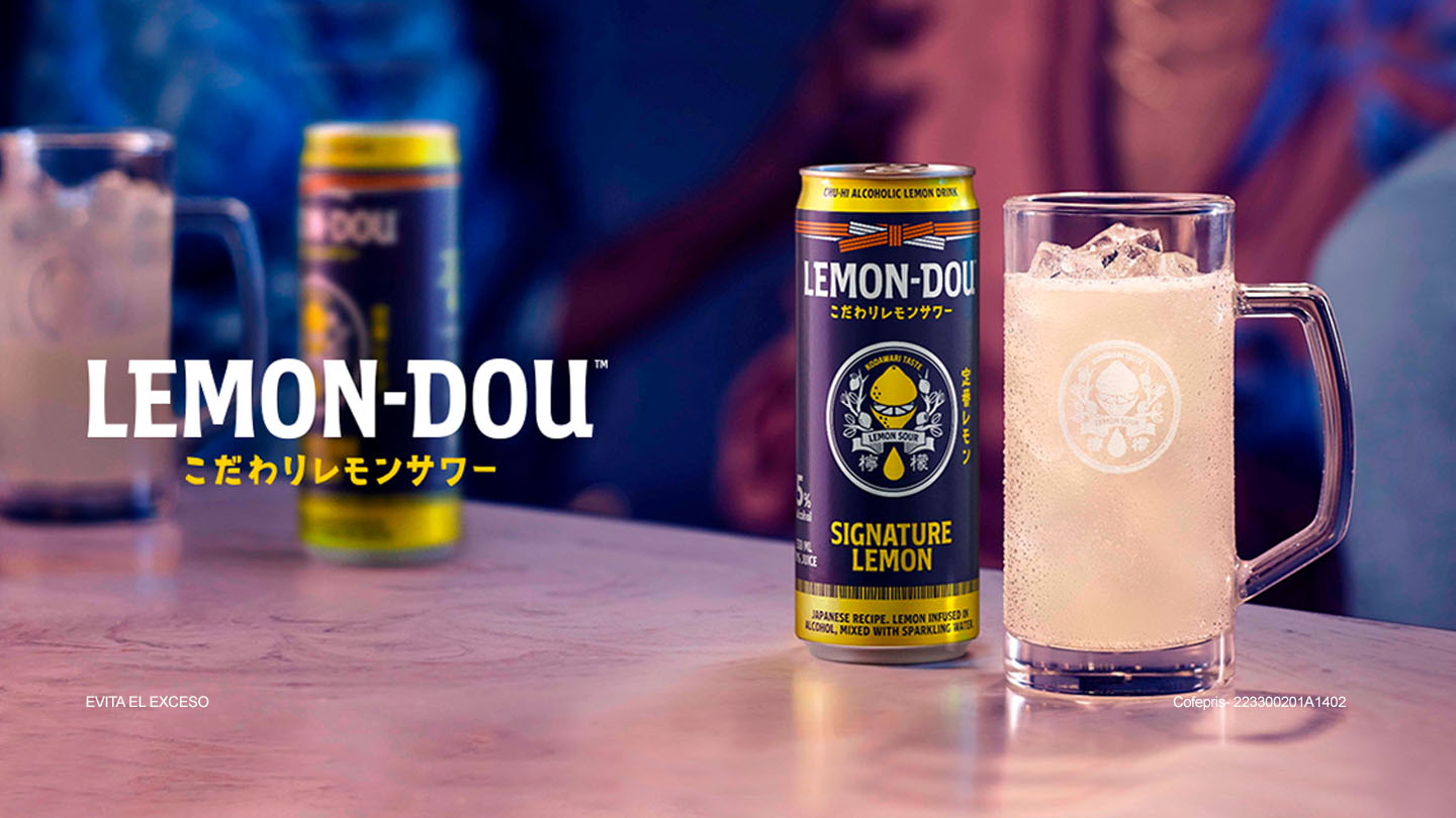 Una imagen de banner con bebidas Lemon Dou en la mesa
