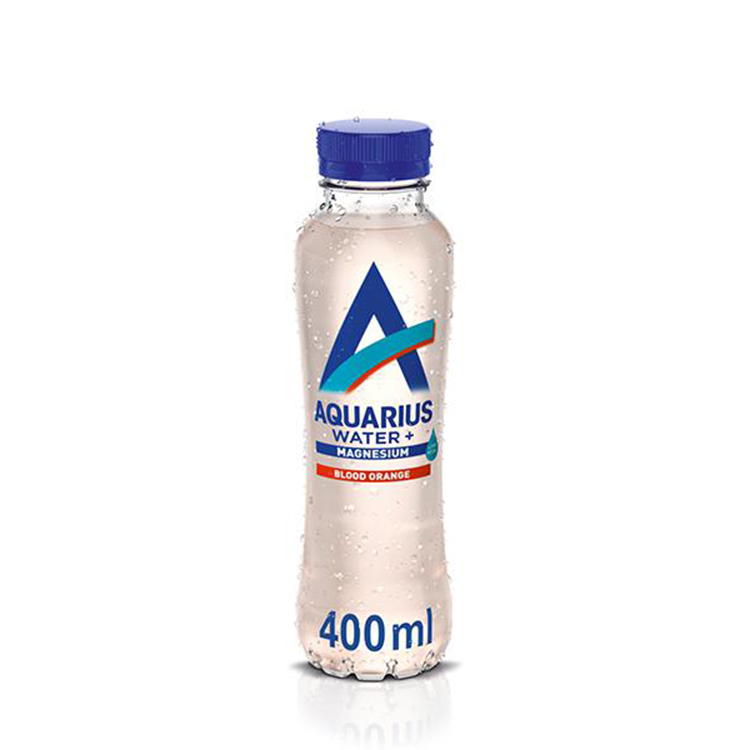 Posamezna steklenica Aquarius Water+ z okusom magnezija in rdeče pomaranče.